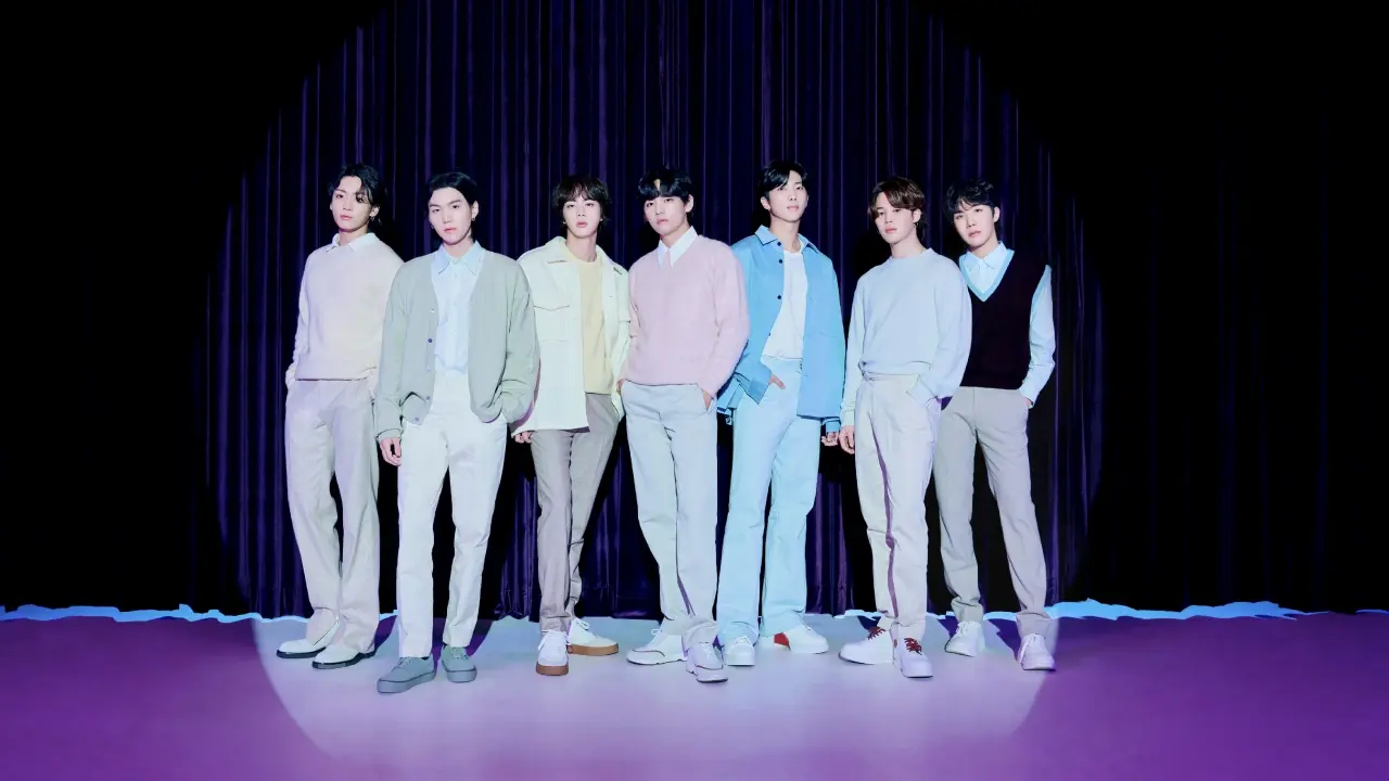 Fans de BTS en protesta con carteles que dicen 'Queremos nuestras entradas' tras cancelaciones masivas de Ticketmaster