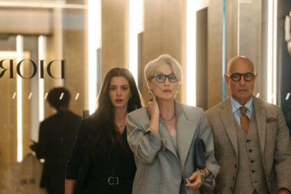 Anne Hathaway y Meryl Streep en escena de 'El diablo viste a la moda 2' con atuendos de lujo y tecnología Samsung visible, reflejando la alianza entre cine y marcas globales