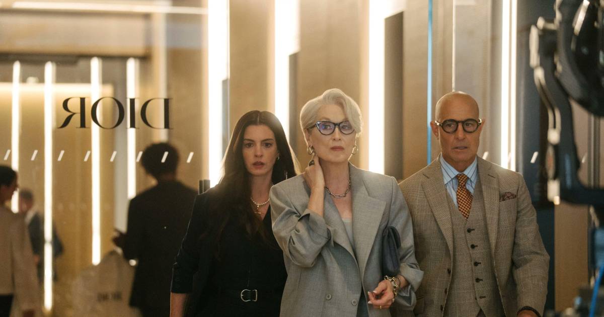 Anne Hathaway y Meryl Streep en escena de 'El diablo viste a la moda 2' con atuendos de lujo y tecnología Samsung visible, reflejando la alianza entre cine y marcas globales