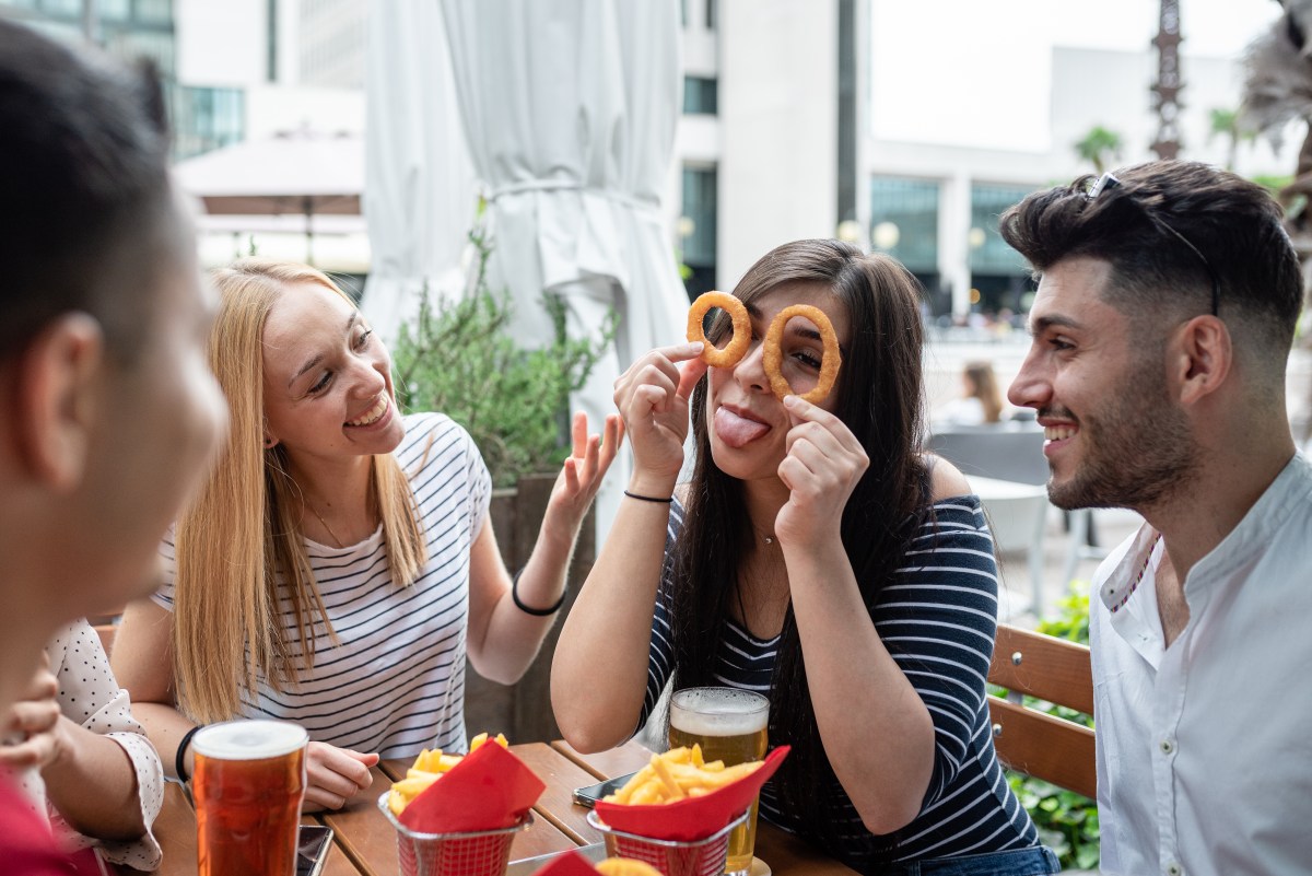 Plato con ultraprocesados, embutidos y azúcar: los 4 alimentos que expertos vinculan al deterioro de la retina y ceguera precoz