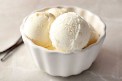 Envases de helados orgánicos con etiquetas de sabores vainilla y fresa marcados como retirados por alerta de metal