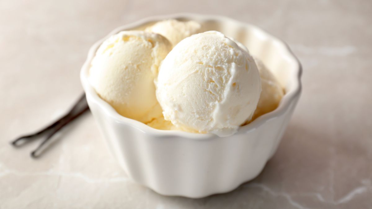 Envases de helados orgánicos con etiquetas de sabores vainilla y fresa marcados como retirados por alerta de metal