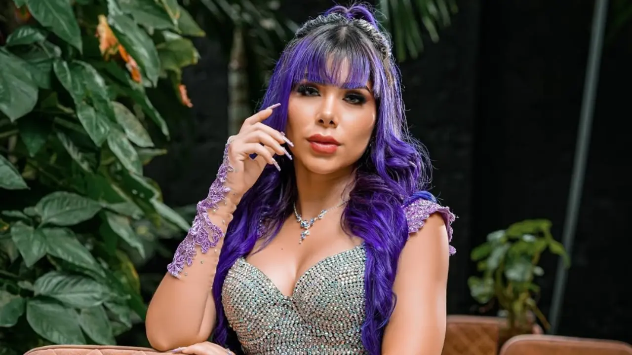 Paredes con insultos y destrucción en el apartamento de Alexa Torrex tras sufrir violencia de género, con maquillaje y muebles arruinados