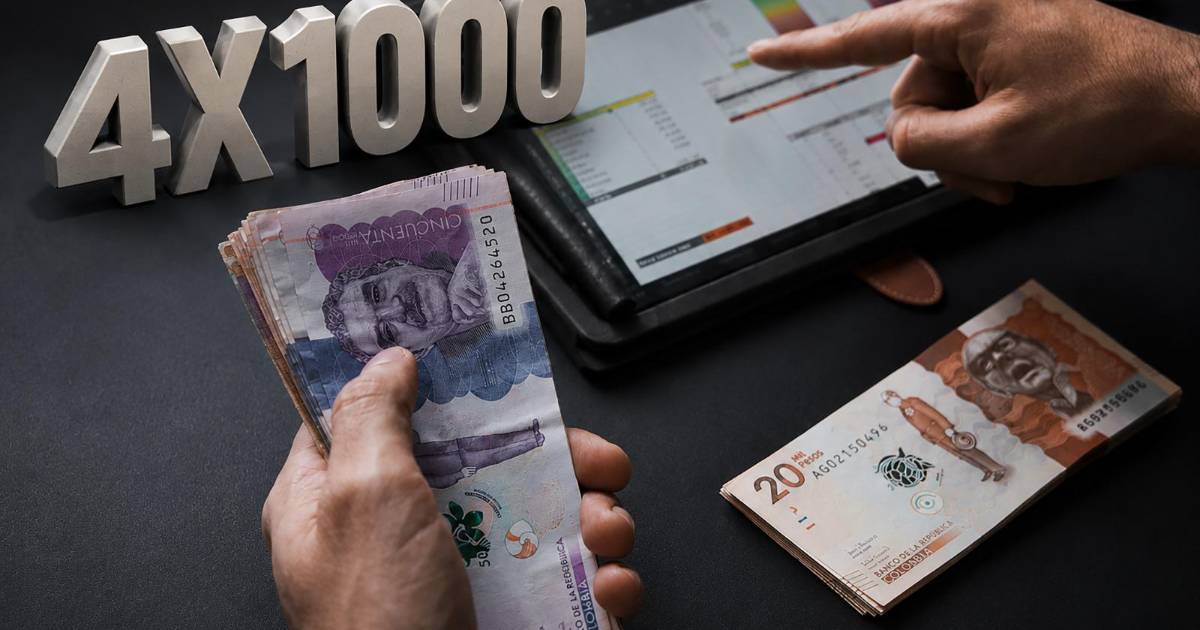 Familia colombiana revisando extracto bancario con cargos por 4×1000 en transacciones diarias como retiros y pagos con tarjeta