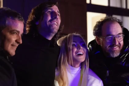 Amaia Montero con micrófono en el Bilbao Arena durante su emotivo regreso con La Oreja de Van Gogh tras superar la depresión