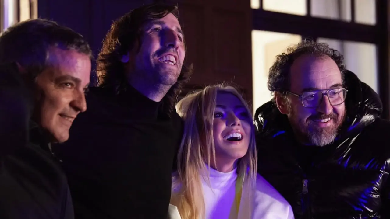 Amaia Montero con micrófono en el Bilbao Arena durante su emotivo regreso con La Oreja de Van Gogh tras superar la depresión