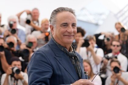 Andy García con gesto serio en rueda de prensa en Cannes 2024, defendiendo el cine de autor frente a franquicias e IA