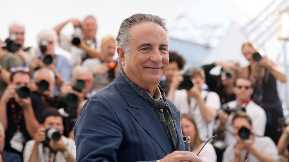 Andy García con gesto serio en rueda de prensa en Cannes 2024, defendiendo el cine de autor frente a franquicias e IA