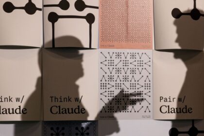 Interfaz de Claude Opus 4.8 mostrando flujos de trabajo dinámicos con subagentes en paralelo y métricas de rendimiento en tiempo real