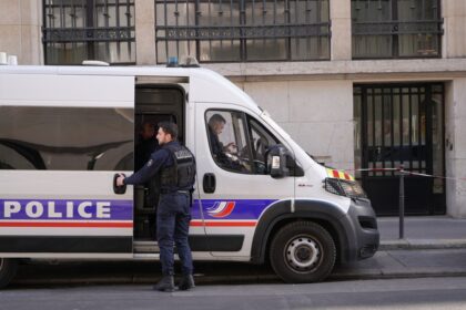 Agente deteniendo a sospechoso de planear atentado terrorista contra el Louvre
