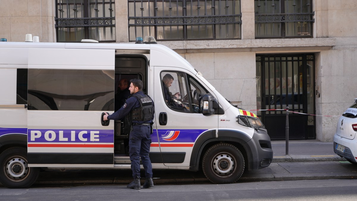 Agente deteniendo a sospechoso de planear atentado terrorista contra el Louvre