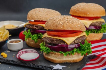 Hamburguesas, sándwiches y malteadas en promociones de '50% OFF' y 'BOGO' para Memorial Day 2026, ideales para compartir en familia