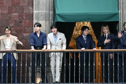 BTS rodeado por 50.000 fans en el Zócalo de México durante su anuncio de gira 2027, con RM agradeciendo en español