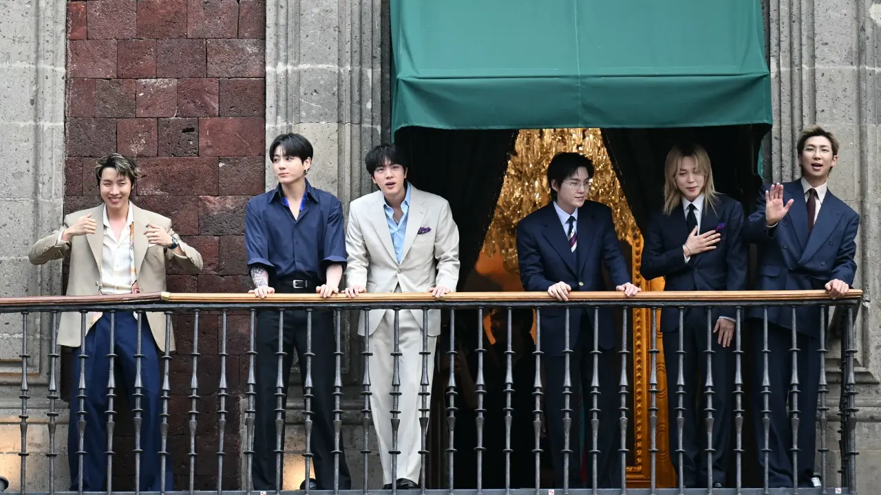 BTS rodeado por 50.000 fans en el Zócalo de México durante su anuncio de gira 2027, con RM agradeciendo en español