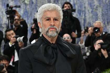 Bad Bunny caracterizado como anciano de 86 años en la Met Gala 2026, con prótesis hiperrealistas y esmoquin futurista