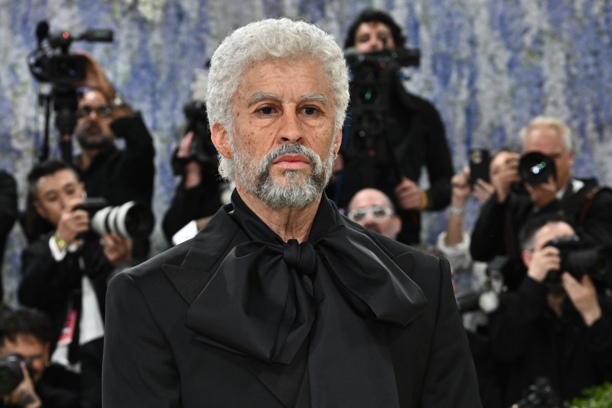 Bad Bunny caracterizado como anciano de 86 años en la Met Gala 2026, con prótesis hiperrealistas y esmoquin futurista
