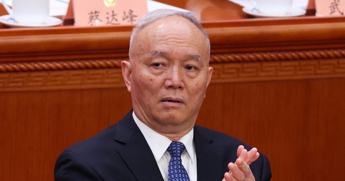Cai Qi en traje oscuro revisando documentos oficiales junto a guardias, símbolo de su poder tras Xi Jinping en China