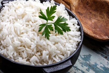 Arroz blanco brillante con granos sueltos y esponjosos, cocinado con ajo y hoja de laurel según técnica de chefs estrella