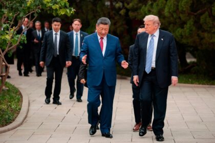 Firma simbólica de acuerdos comerciales entre China y EE.UU. con aviones Boeing de fondo y banderas de ambos países