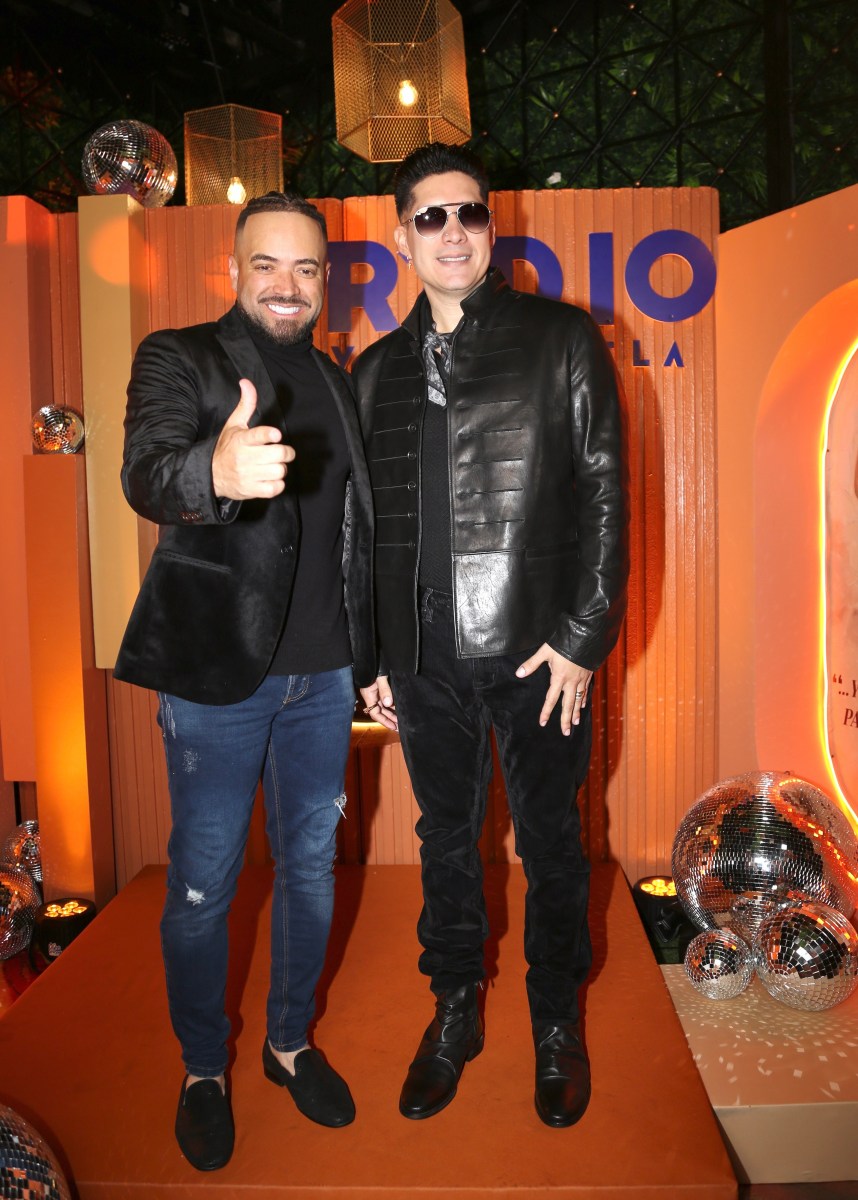 Chyno, Nacho y Elena Rose interpretando 'D´Lejitos' en vivo en Medellín, con el público emocionado al fondo