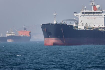 Vista satelital de la terminal de Kharg con sus muelles vacíos y tanques de petróleo al límite de capacidad, durante la paralización histórica de mayo 2024