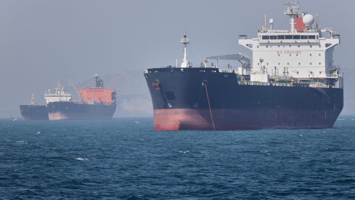 Vista satelital de la terminal de Kharg con sus muelles vacíos y tanques de petróleo al límite de capacidad, durante la paralización histórica de mayo 2024