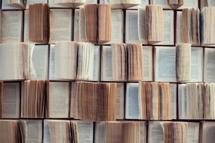 Pilas de libros cortados por máquinas hidráulicas en el Proyecto Panamá, convertidos en datos para entrenar IA sin dejar rastro físico