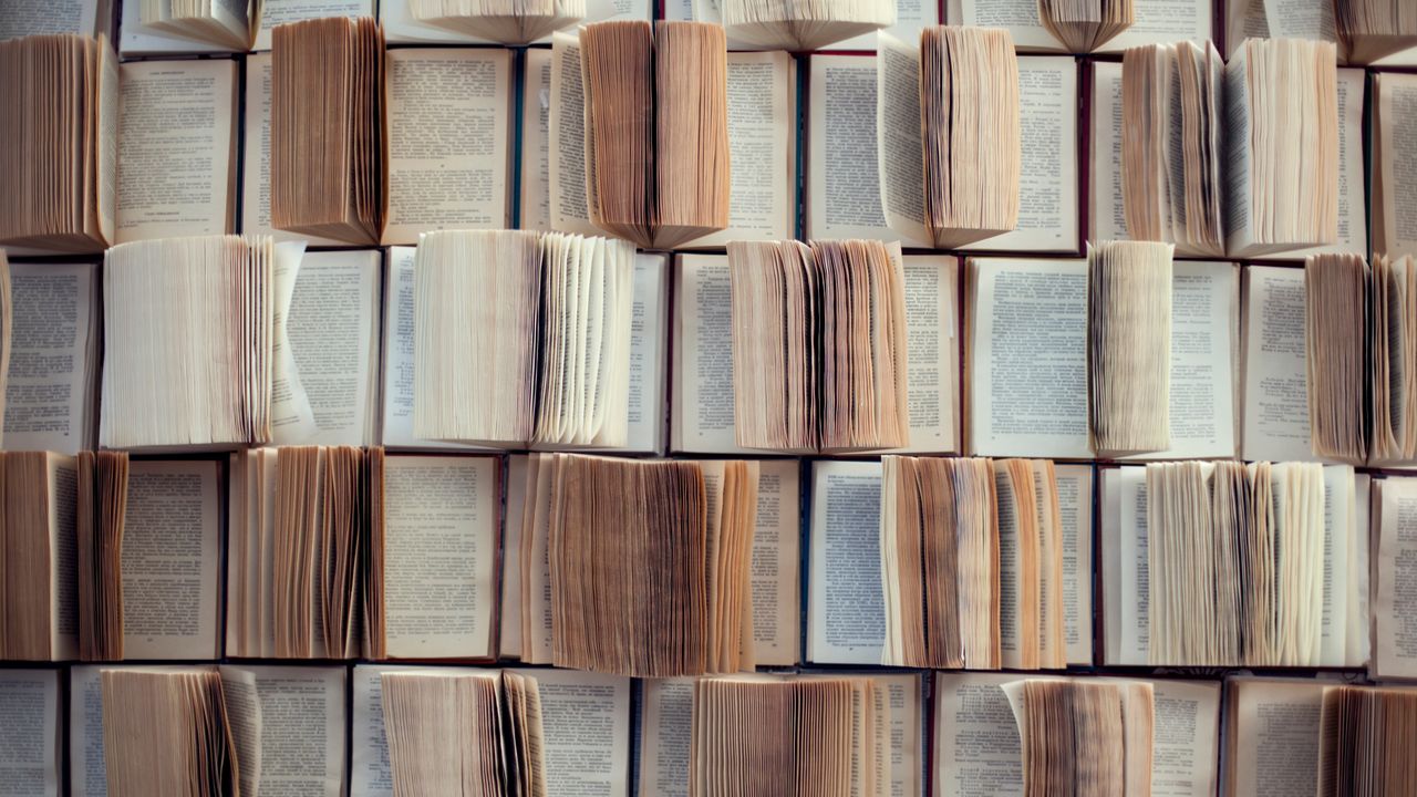 Pilas de libros cortados por máquinas hidráulicas en el Proyecto Panamá, convertidos en datos para entrenar IA sin dejar rastro físico