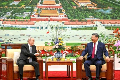 Vladimir Putin y Xi Jinping en Pekín durante ceremonia oficial, simbolizando la alianza China-Rusia con tecnología de 'doble uso'