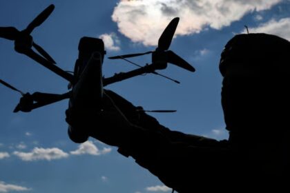 Mapa táctico con rutas de 5.000 drones de fibra óptica entre bases rusas en Siria e islas iraníes en el Golfo Pérsico