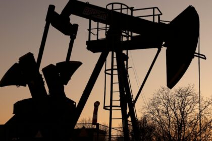 Gráfico de barriles de petróleo con bandera de Irán y datos del bloqueo en el estrecho de Ormuz: 14M de barriles/día perdidos