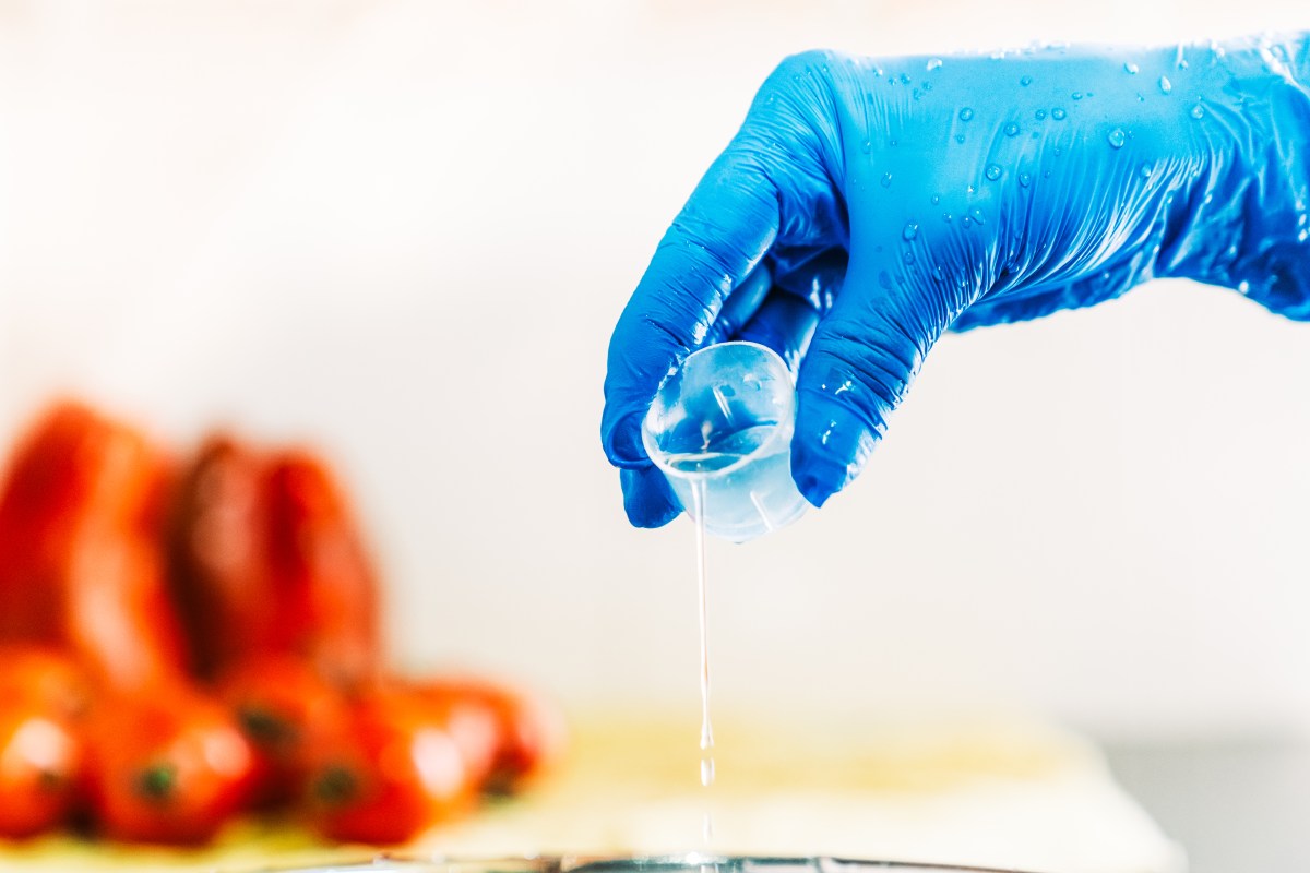 Fresas y espinacas en remojo con bicarbonato para eliminar hasta 25 tipos de pesticidas según estudios científicos