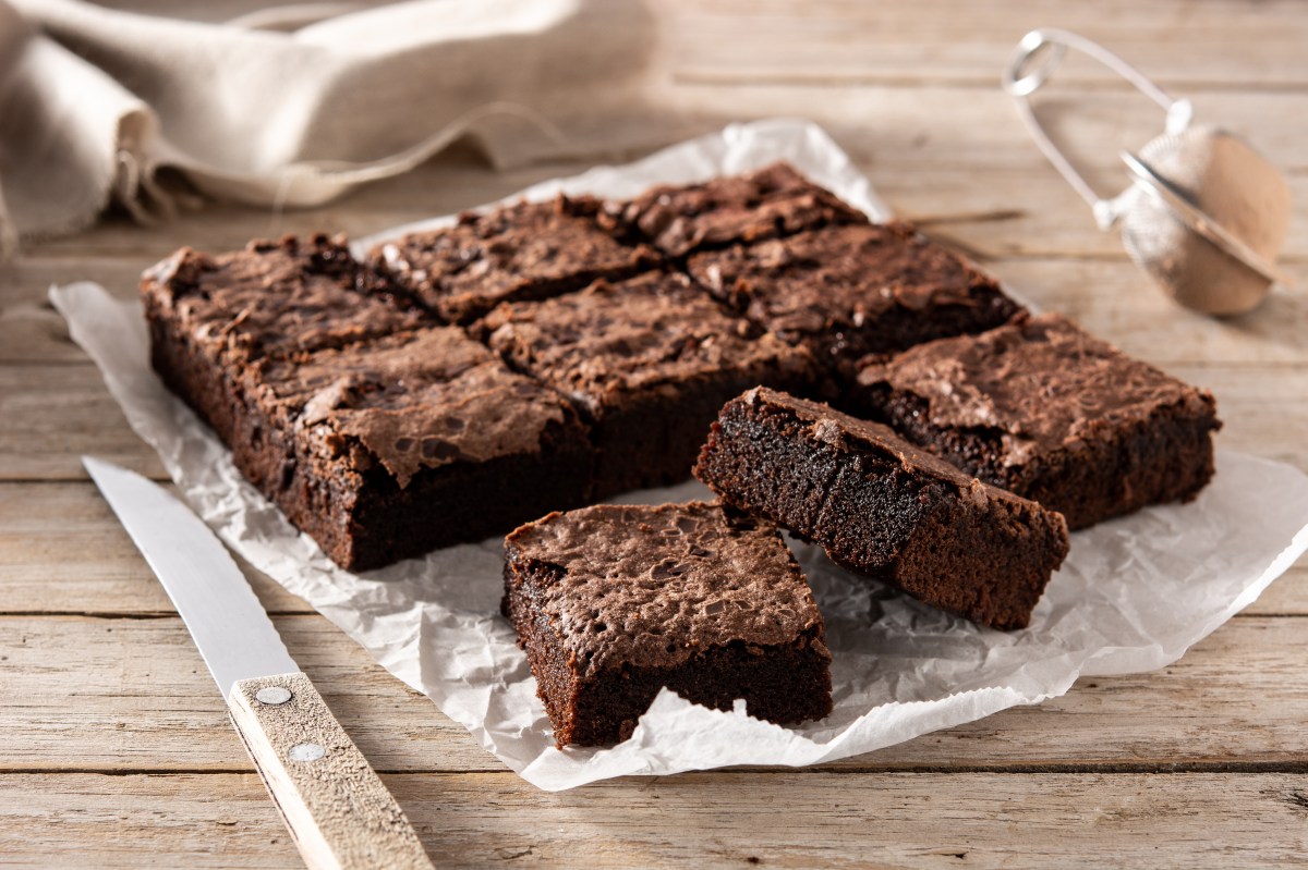 Brownie esponjoso sin harina ni azúcar, con trozos de chocolate amargo y nueces, listo en 10 minutos