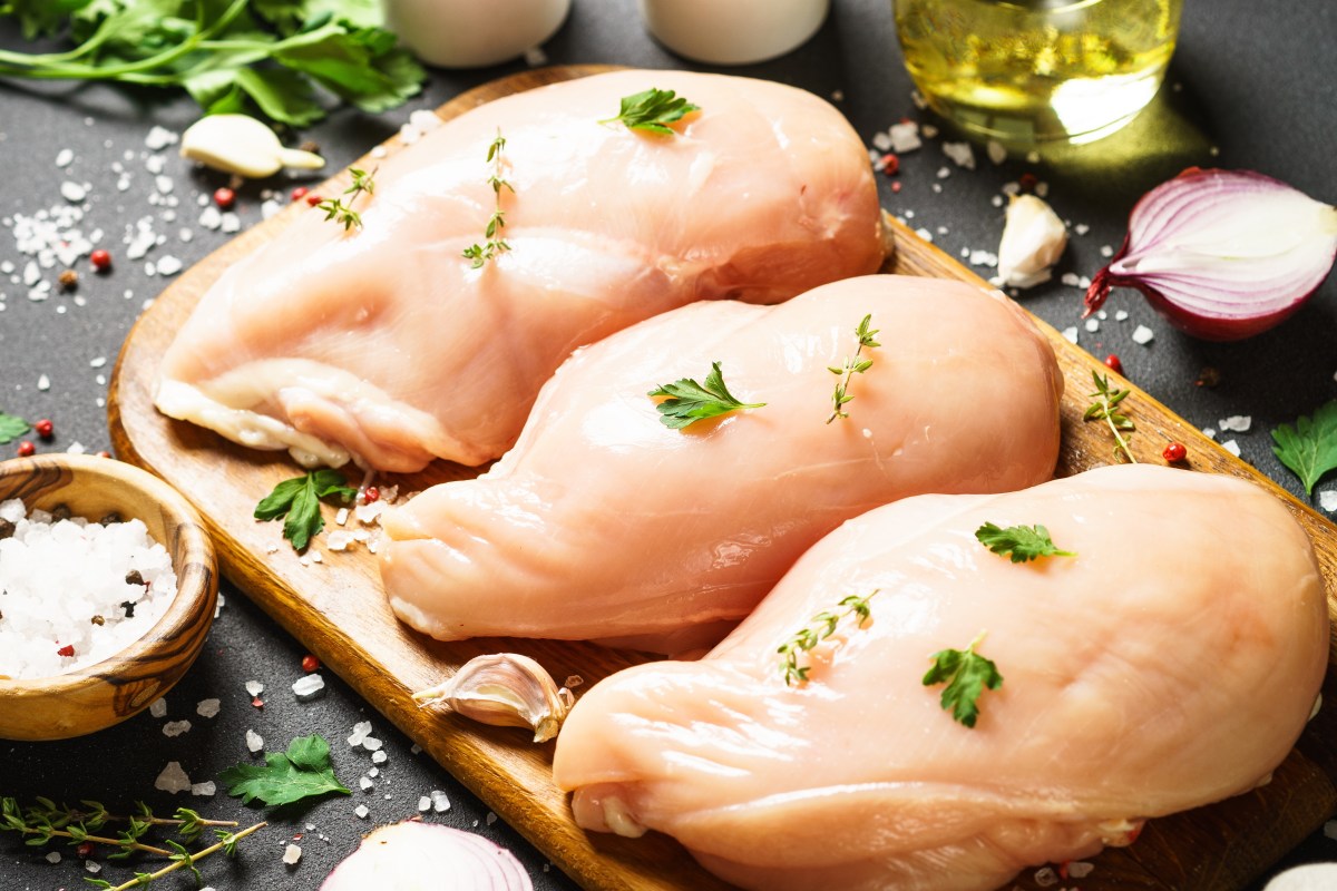 Pechuga de pollo dorada en sartén con chorrito de vinagre de manzana que resalta su jugosidad y brillo natural
