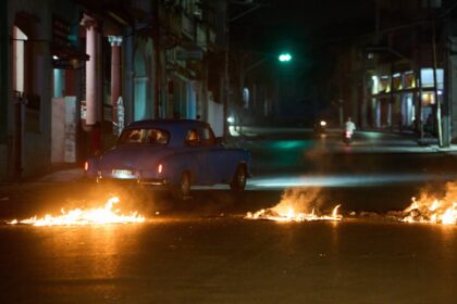 Calles oscuras en La Habana durante un apagón de 22 horas por la escasez total de petróleo y diésel en Cuba