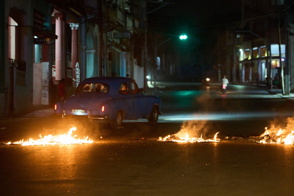 Calles oscuras en La Habana durante un apagón de 22 horas por la escasez total de petróleo y diésel en Cuba