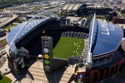 Manos tecleando en un portátil con alertas de fraude y logos falsos de la FIFA en pantalla, ilustrando estafas del Mundial 2026