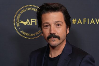 Diego Luna en el set del live-action de 'Enredados' durante rodaje en la Catedral de Burgos, con vestuario medieval y expresión intrigante