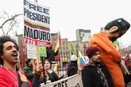 Nicolás Maduro y Cilia Flores en un acto público con gestos de unidad, tras mensaje de 'reconciliación' durante juicio en EE.UU.