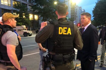Agentes de EE.UU. y China revisando contenedores con precursores químicos incautados en operativo contra el tráfico de fentanilo
