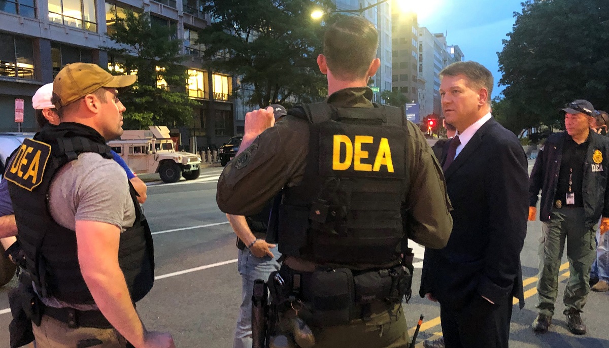 Agentes de EE.UU. y China revisando contenedores con precursores químicos incautados en operativo contra el tráfico de fentanilo