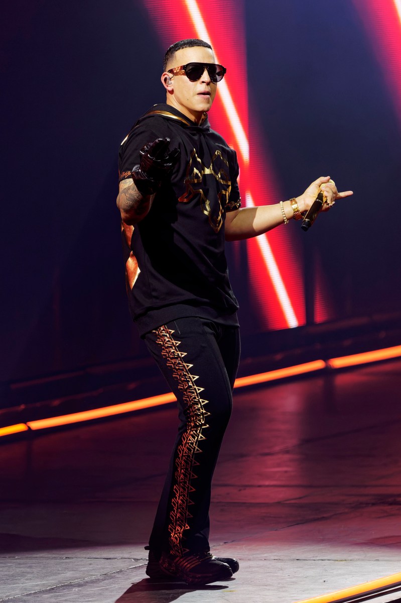 Daddy Yankee y Ed Sheeran cantando 'Sonríele' en el Coliseo de Puerto Rico durante el concierto sorpresa