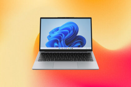 Portátil Chuwi Unibook abierto mostrando teclado retroiluminado junto a un MacBook Neo para comparación de diseño y conectividad