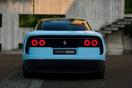 Ferrari Luce en color rojo oscuro mostrando su diseño minimalista de 5 puertas y líneas futuristas, con 1.000 CV eléctricos