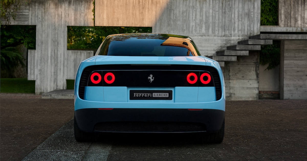 Ferrari Luce en color rojo oscuro mostrando su diseño minimalista de 5 puertas y líneas futuristas, con 1.000 CV eléctricos