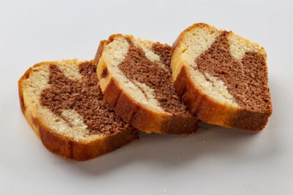 Tres bizcochos con misma receta pero texturas distintas: esponjoso, liso y rústico, demostrando cómo el orden de los ingredientes transforma el resultado