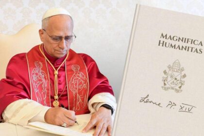 Portada oficial de 'Magnifica Humanitas' con el sello pontificio y fondo de circuitos digitales entrelazados con siluetas humanas