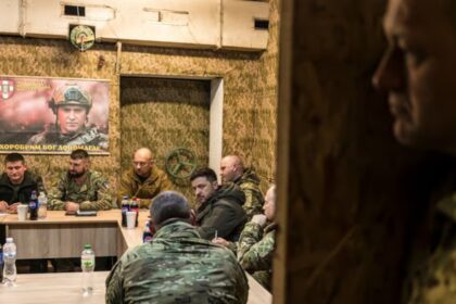 Soldados ucranianos jóvenes en entrenamiento paramilitar mientras drones atacan ciudades en segundo plano, reflejando la dualidad de la guerra