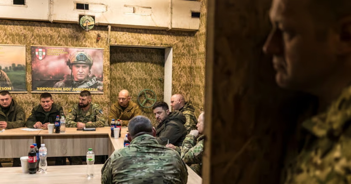 Soldados ucranianos jóvenes en entrenamiento paramilitar mientras drones atacan ciudades en segundo plano, reflejando la dualidad de la guerra