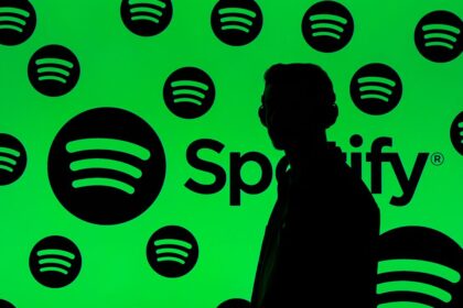 Interfaz de Spotify mostrando un podcast con advertencia de 'contenido verificado' y símbolo de prohibición sobre un altavoz con ondas de voz distorsionadas por IA